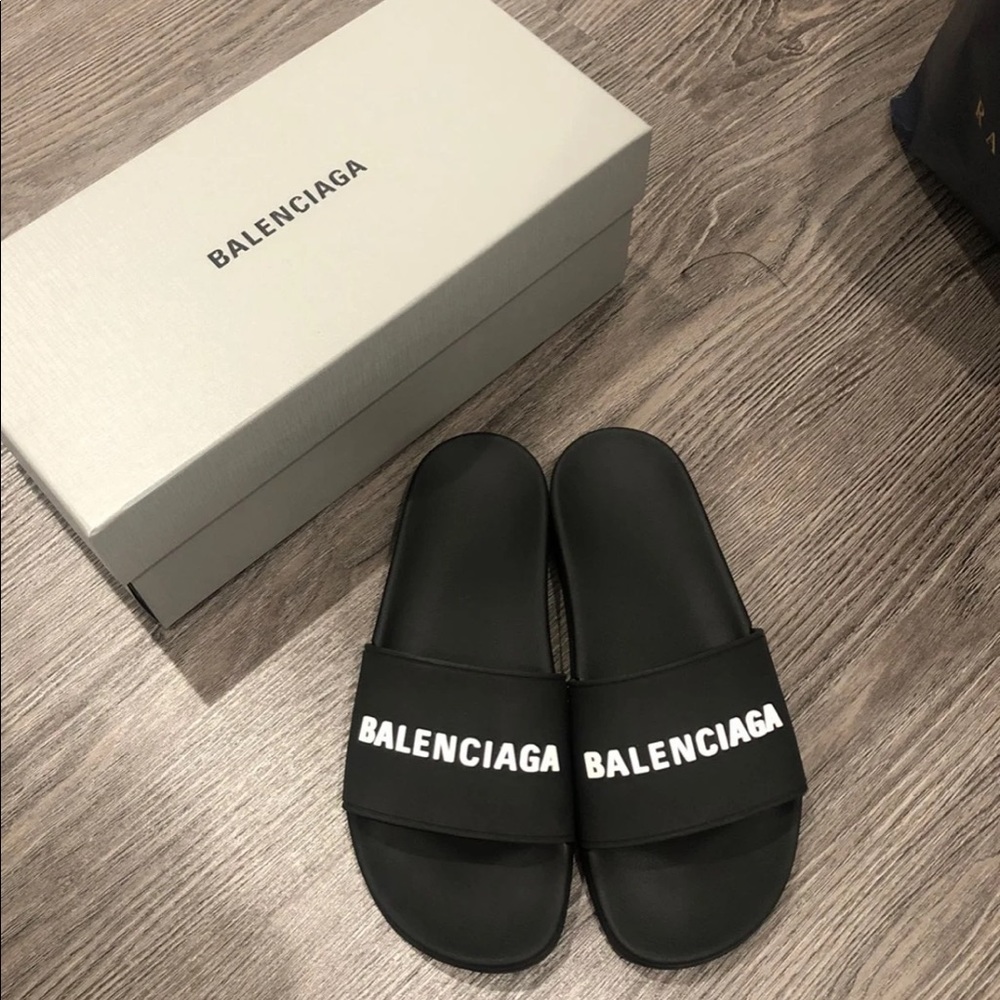 Balenciaga 3D logo slides